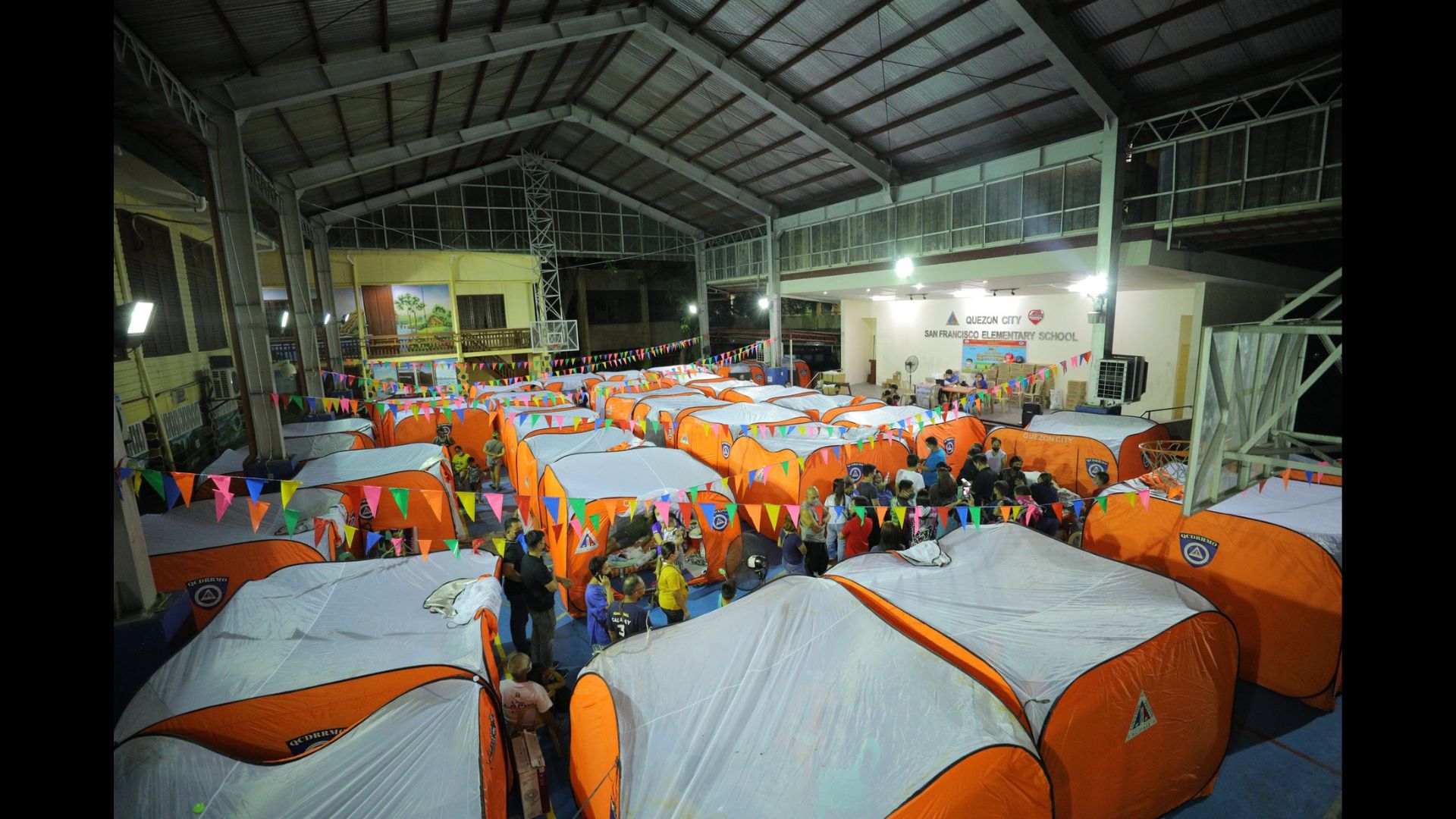 50 pamilya na nasunugan sa QC sa covered court nagpalipas ng gabi