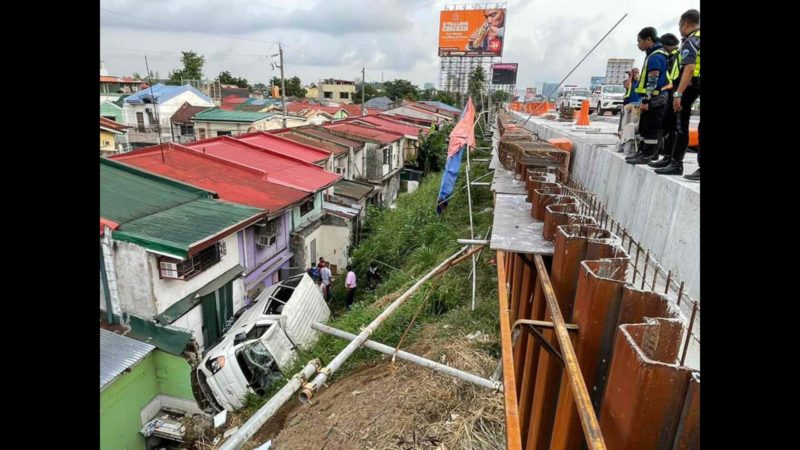 Van nahulog sa bangin sa bahagi ng SLEX, 2 ang sugatan