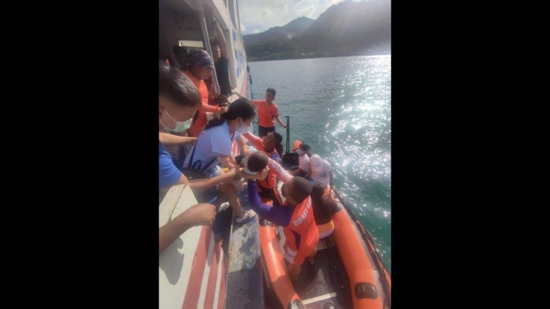 Mahigit 100 pasahero ng sumadsad na barko sa Camiguin nailikas ng Coast Guard