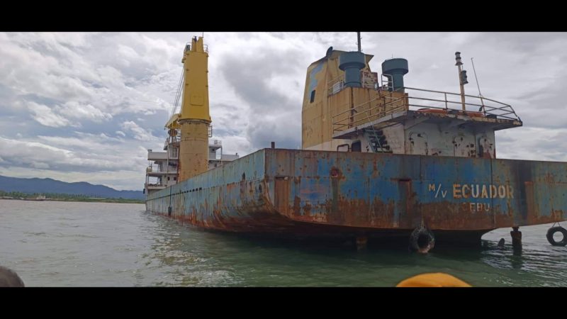 Barko sumadsad sa bahagi ng Batangas City; limang crew nailigtas ng Coast Guard