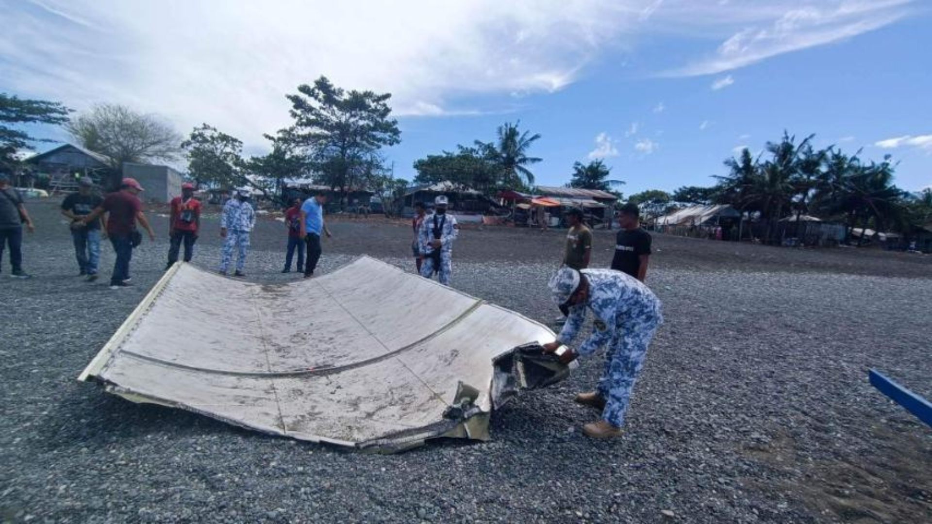 TINGNAN: Malaking metallic debris inanod sa pampang sa Occidental Mindoro