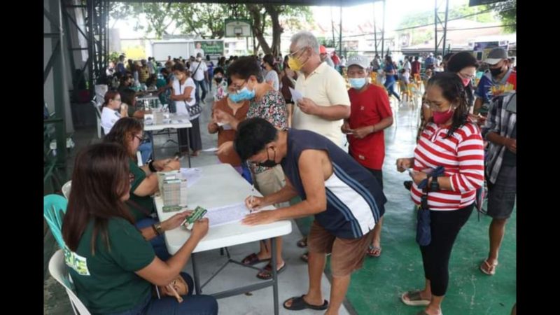 5,987 na senior citizens sa Parañaque, tumanggap ng cash gift at food packs