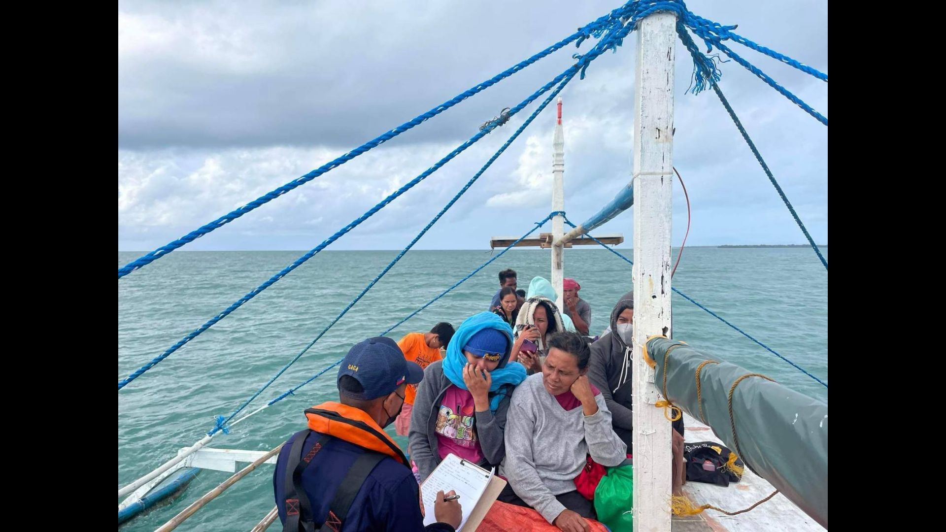 15 pasahero at 4 na crew ng nasirang motorbanca sa Puerto Princesa City nailigtas ng Coast Guard