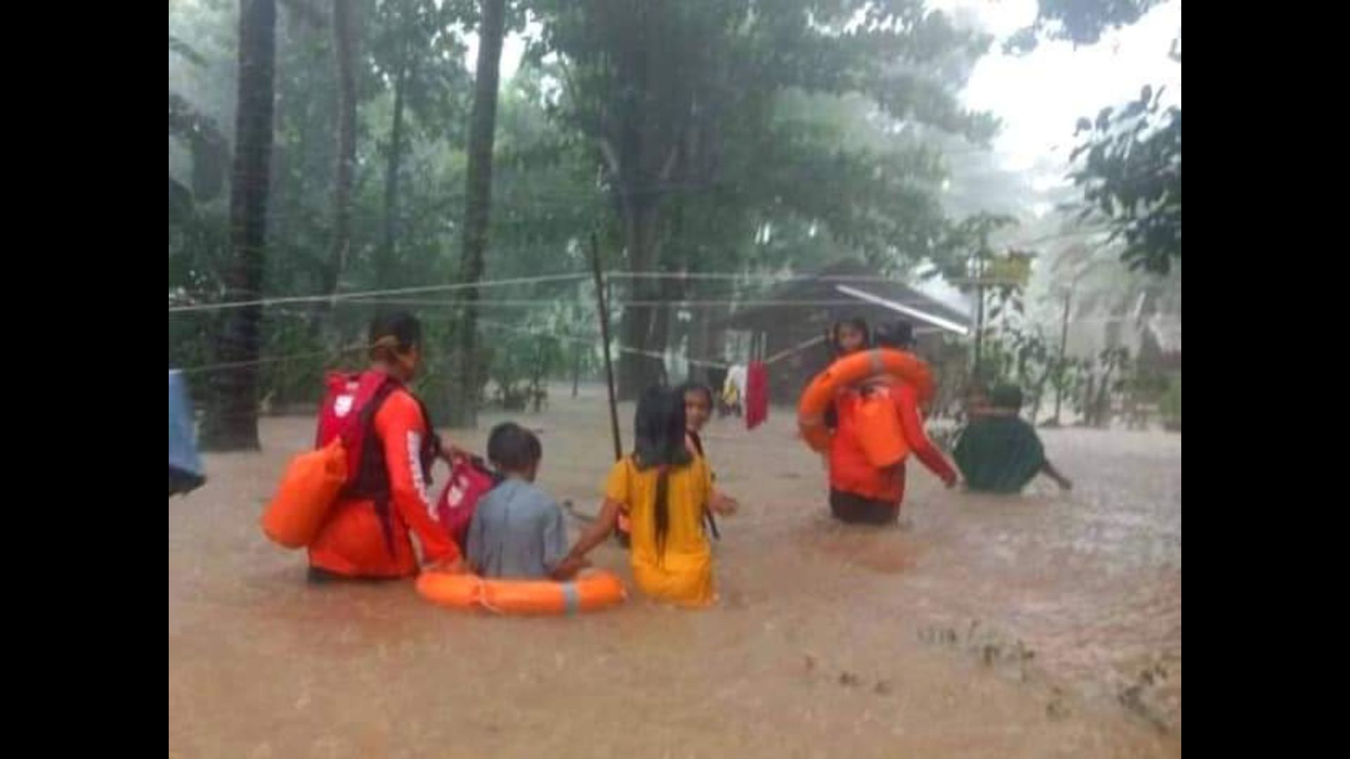 Mahigit P3.2 million na halaga ng tulong naipamahagi na ng DSWD sa mga nasalanta ng pag-ulan at pagbaha noong Pasko