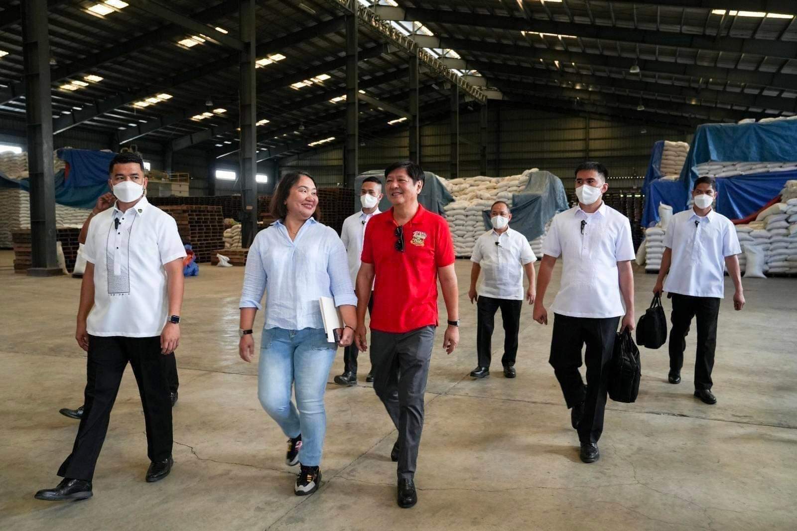 Pang. Marcos nag-inspeksyon sa NFA warehouse sa Valenzuela para matiyak ang P25 per kilo na bigas sa Kadiwa stores