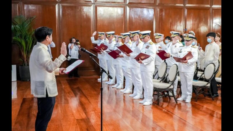 15 opisyal ng Coast Guard nanumpa kay Pangulong Marcos