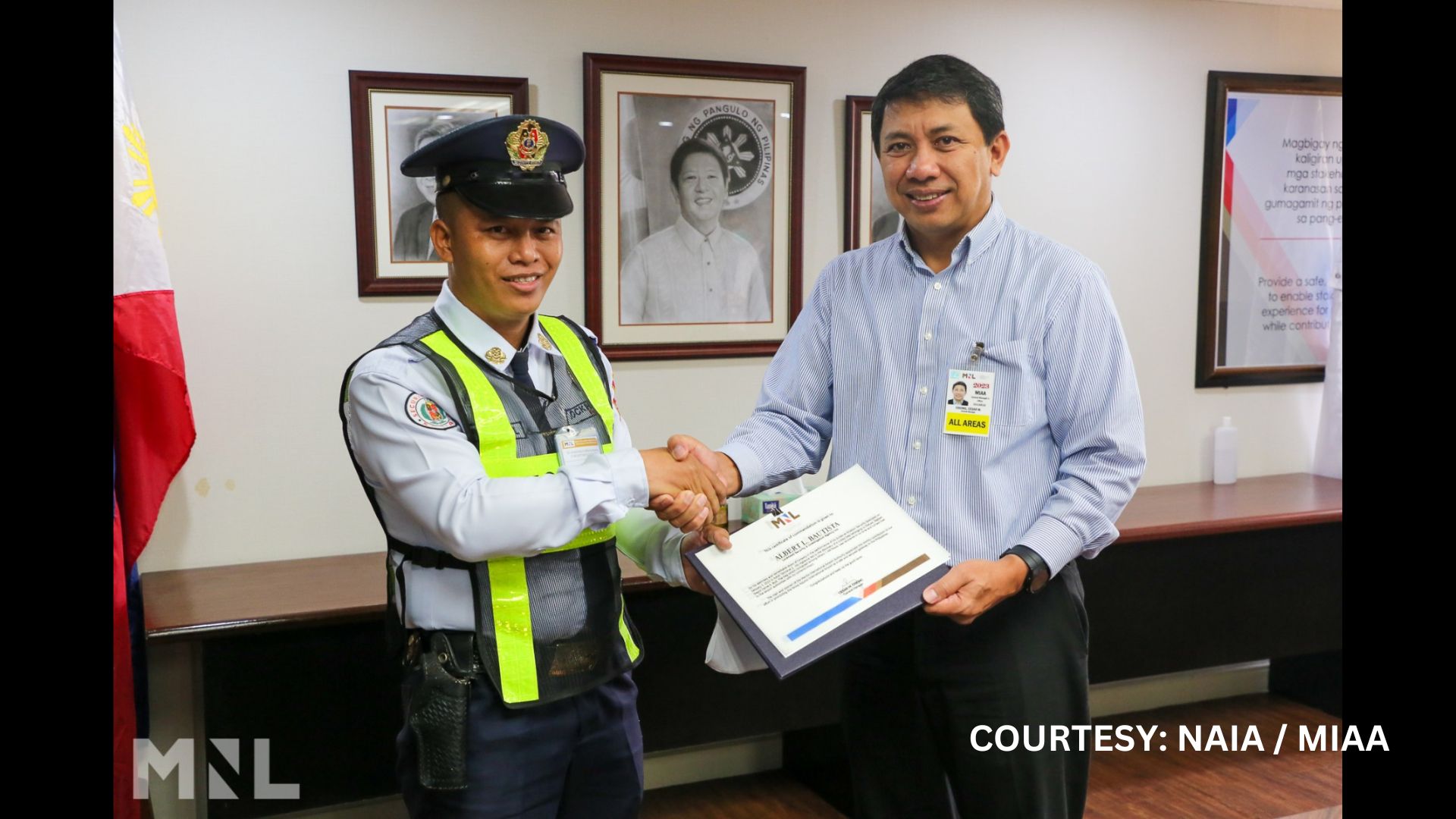Airport guard pinarangalan matapos magsauli ng gamit na may lamang P1.4M