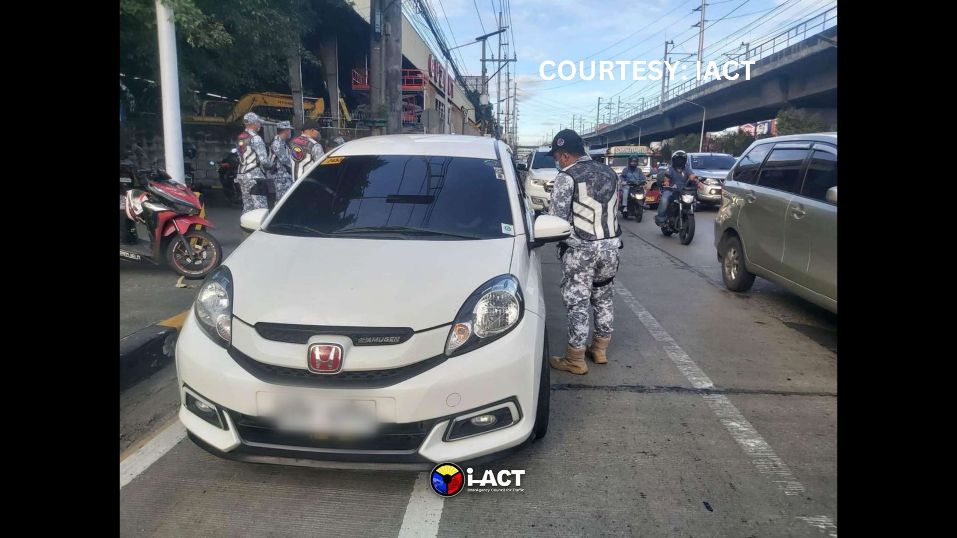 Mahigit 100 sasakyan hinuli dahil sa pagsakop sa bike lanes