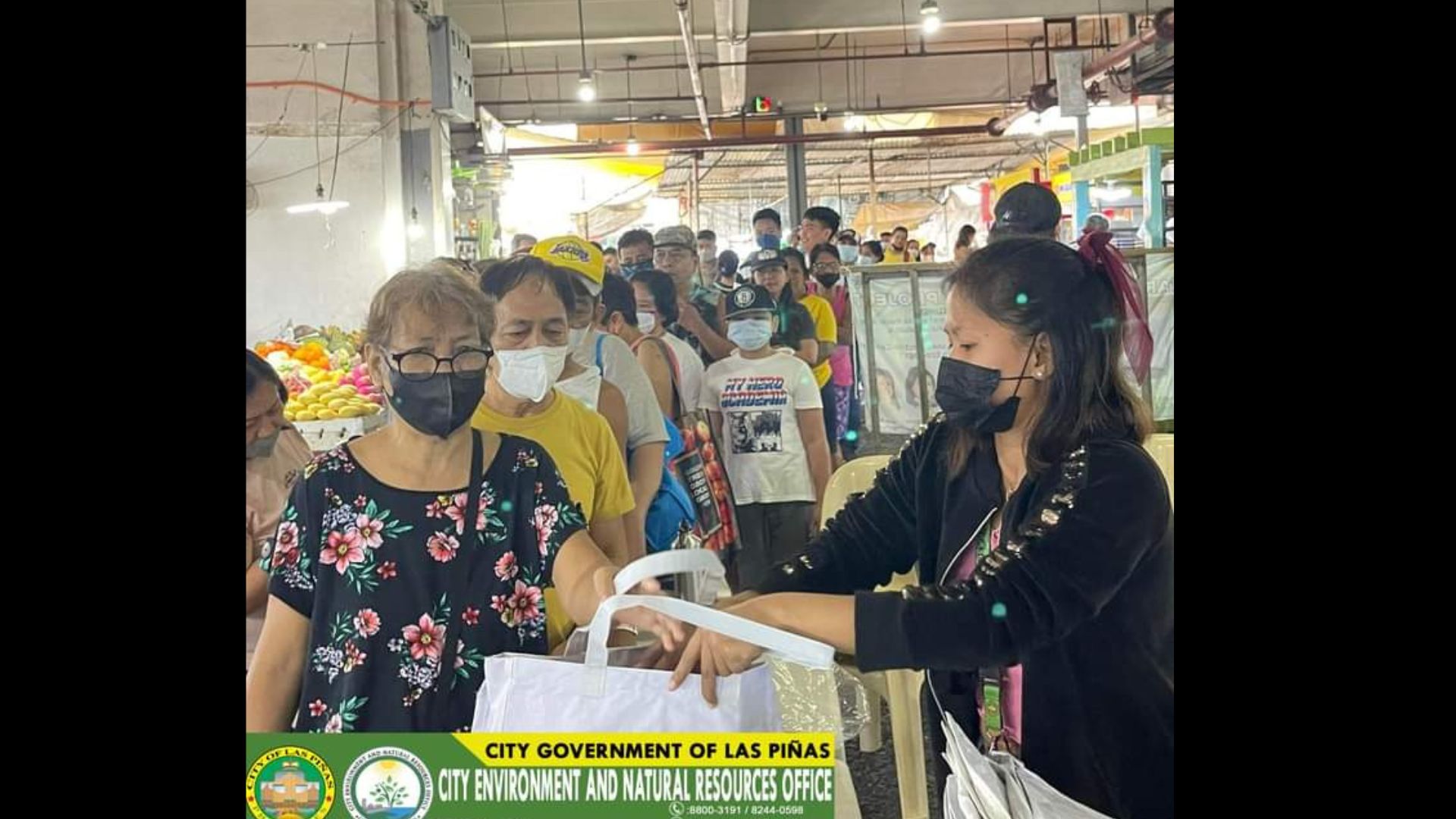 Reusable eco bags ipinamahagi sa mga mamimili sa Suki Market