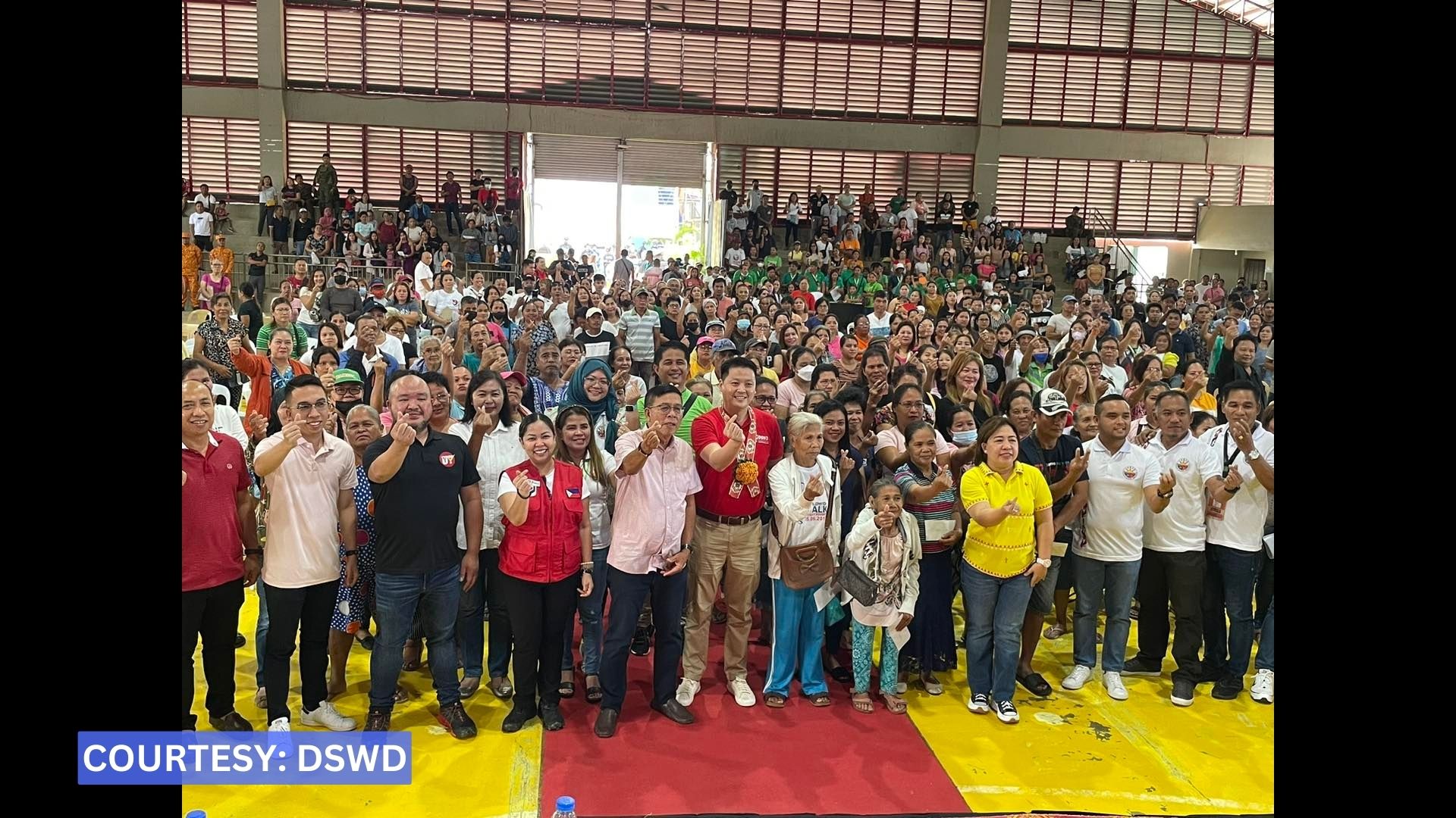 Mga naapektuhan ng lindol sa Davao de Oro tumanggap ng cash assistance mula sa DSWD