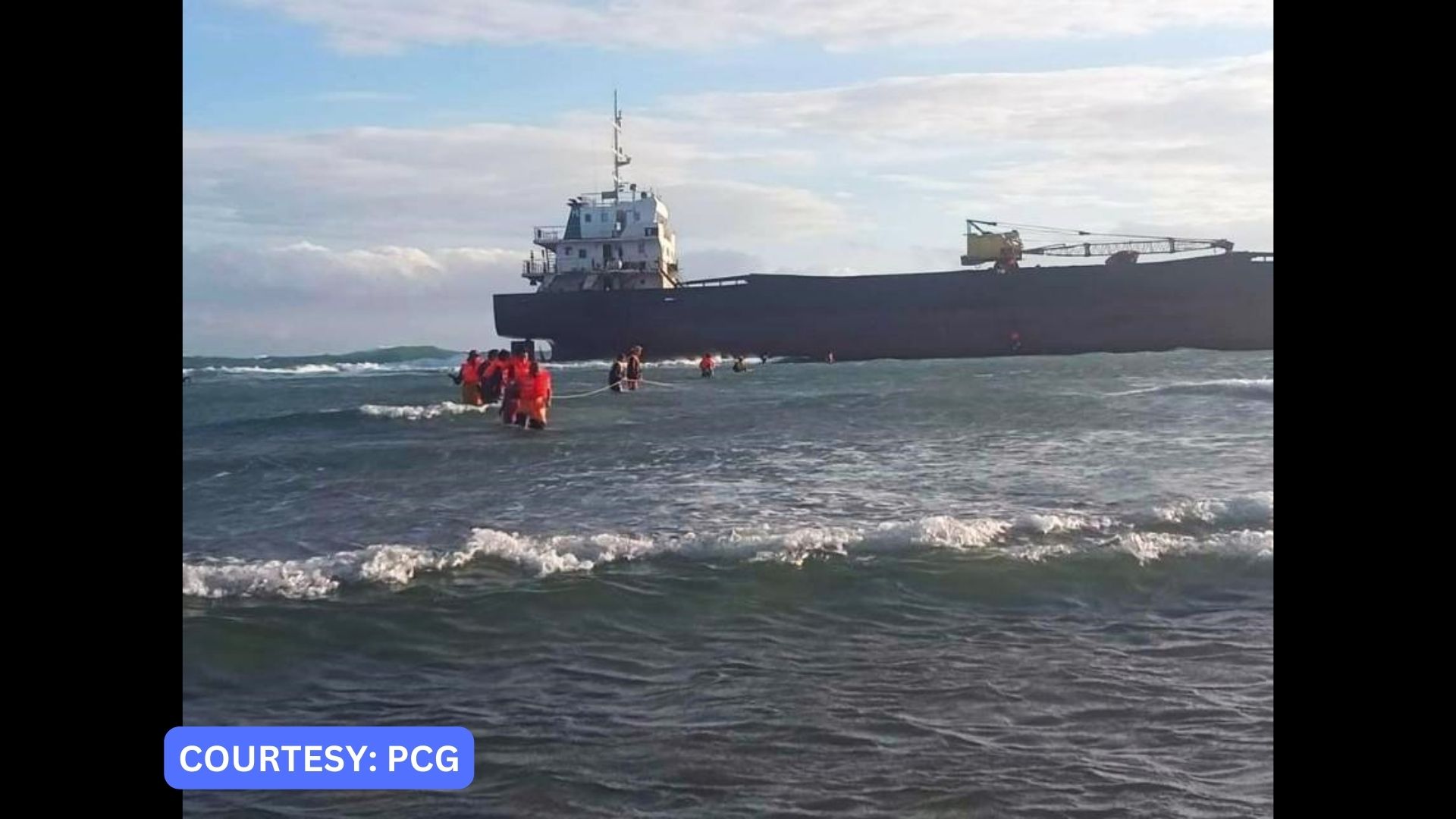 14 na crew ng sumadsad na cargo vessel sa Lubang, Occidental Mindoro, nailigtas ng PCG