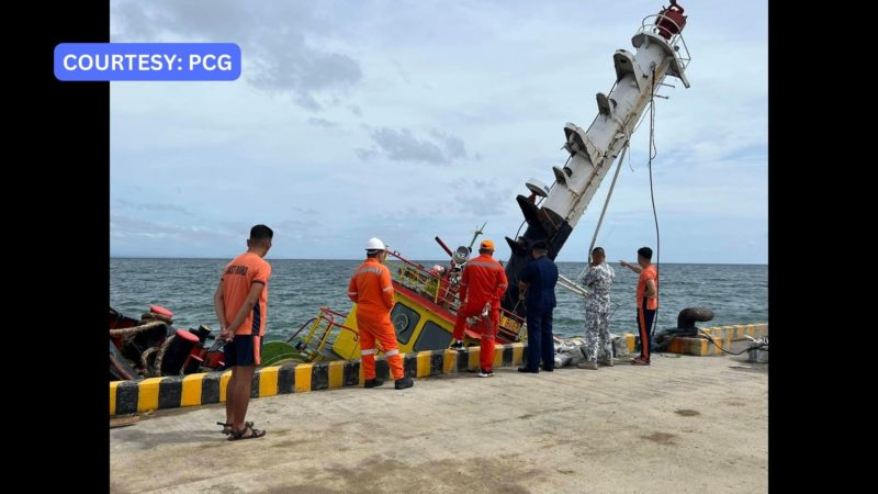 Tumagilid na motor tug sa San Juan, Batangas nagdulot ng oil spill