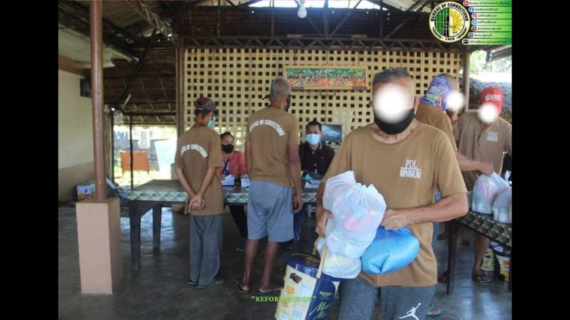 Nakatatanda at PWD na PDLs sa Iwahig Prison and Penal Farm tumanggap ng ayuda mula sa DSWD