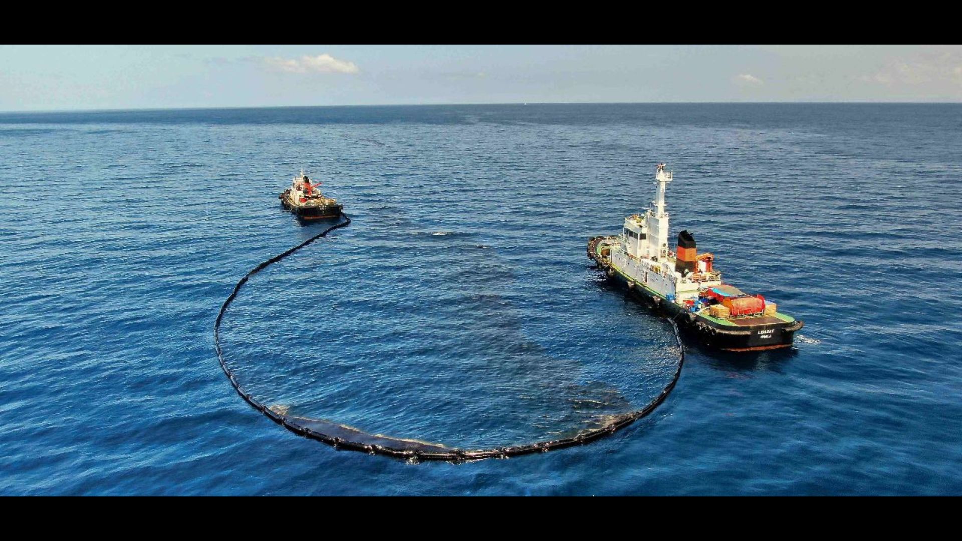 PCG nag-deploy ng oil spill boom at skimmer sa lugar na pinaniniwalaang pinaglubugan ng MT Princess Empress