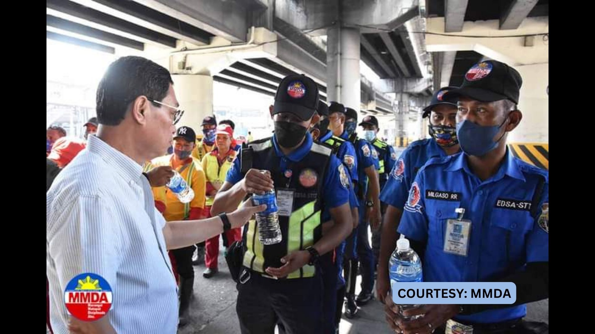 MMDA field personnel sa EDSA nakatanggap ng bottled water