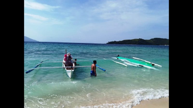 Motorbanca tumaob sa Bonbon Beach sa Romblon; 13 sakay nailigtas