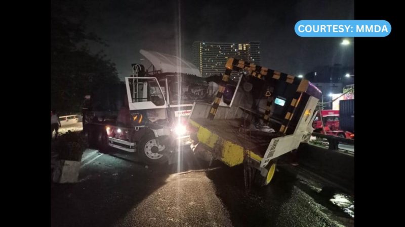 Hinahatak na trailer truck dumausdos sa Buendia Flyover; driver at pahinante kinailangang i-rescue
