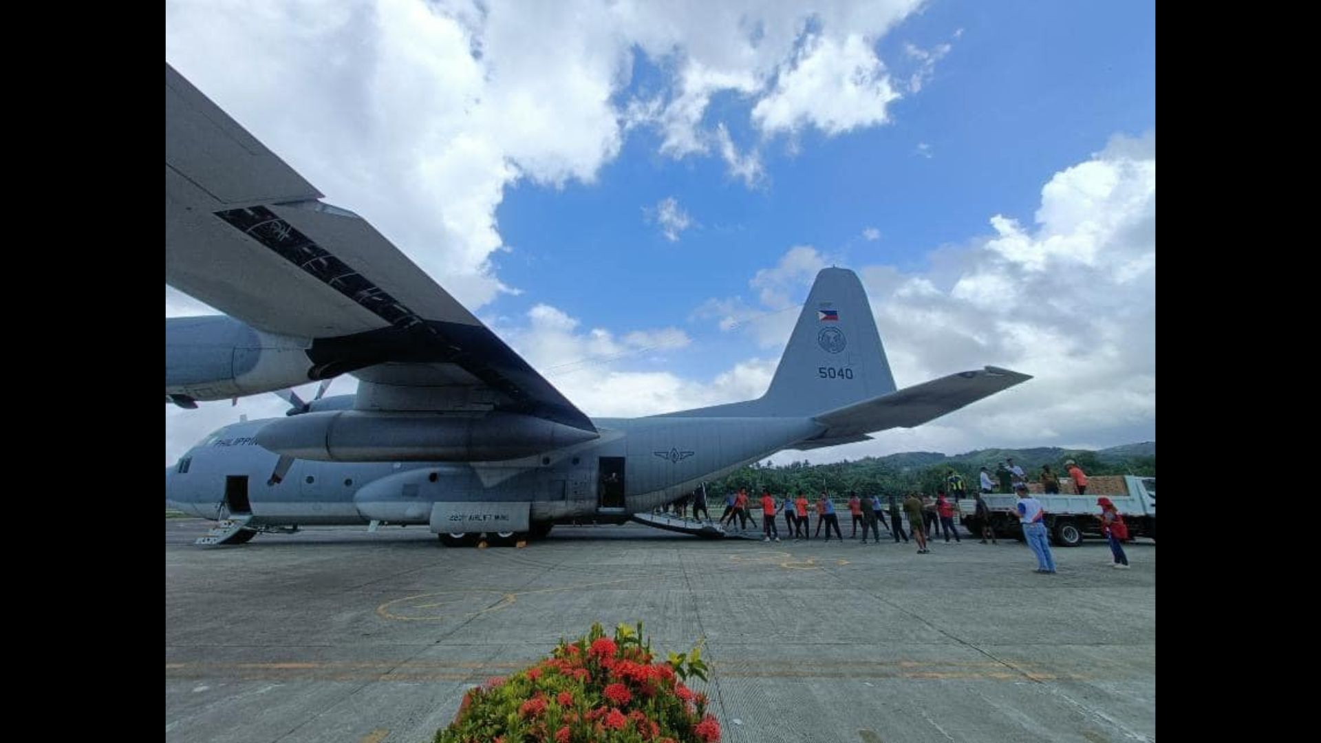 Family Food Packs inihatid ng C-130 sa Batanes