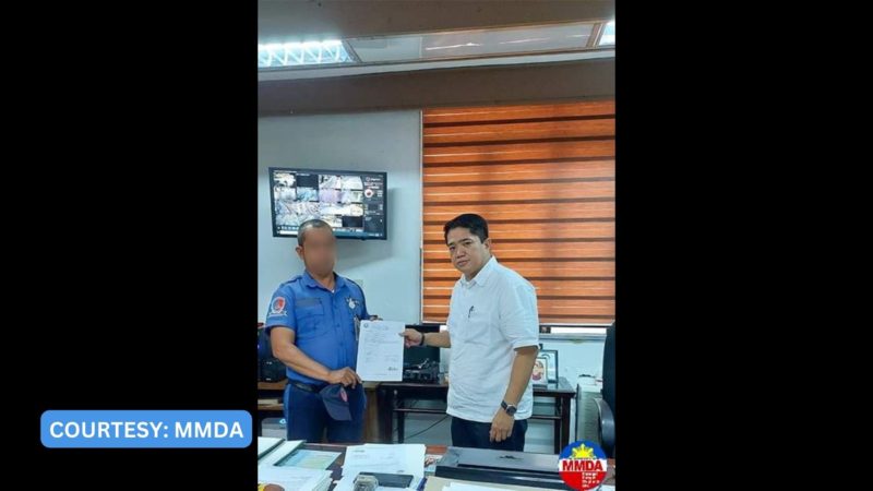 Abusadong MMDA enforcer na nag-viral sa social media, sinibak