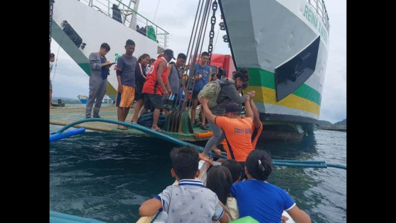 38 pasahero ng sumadsad na barko sa Siargao, nailigtas ng Coast Guard