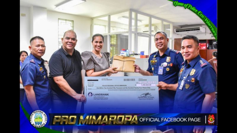 Mahigit P1.2M na kontribusyon nalikom ng PNP MIMAROPA, ipinamahagi sa mga pamilyang apektado ng oil spill sa Pola, Oriental Mindoro