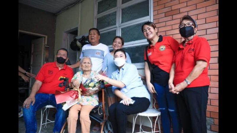 3 centenarian sa Taguig tumanggap ng tig-P100,000  birthday cash gift