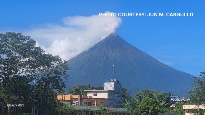 Makapal na usok namataan sa crater ng Mt. Mayon; 98 rockfall events naitala ng Phivolcs