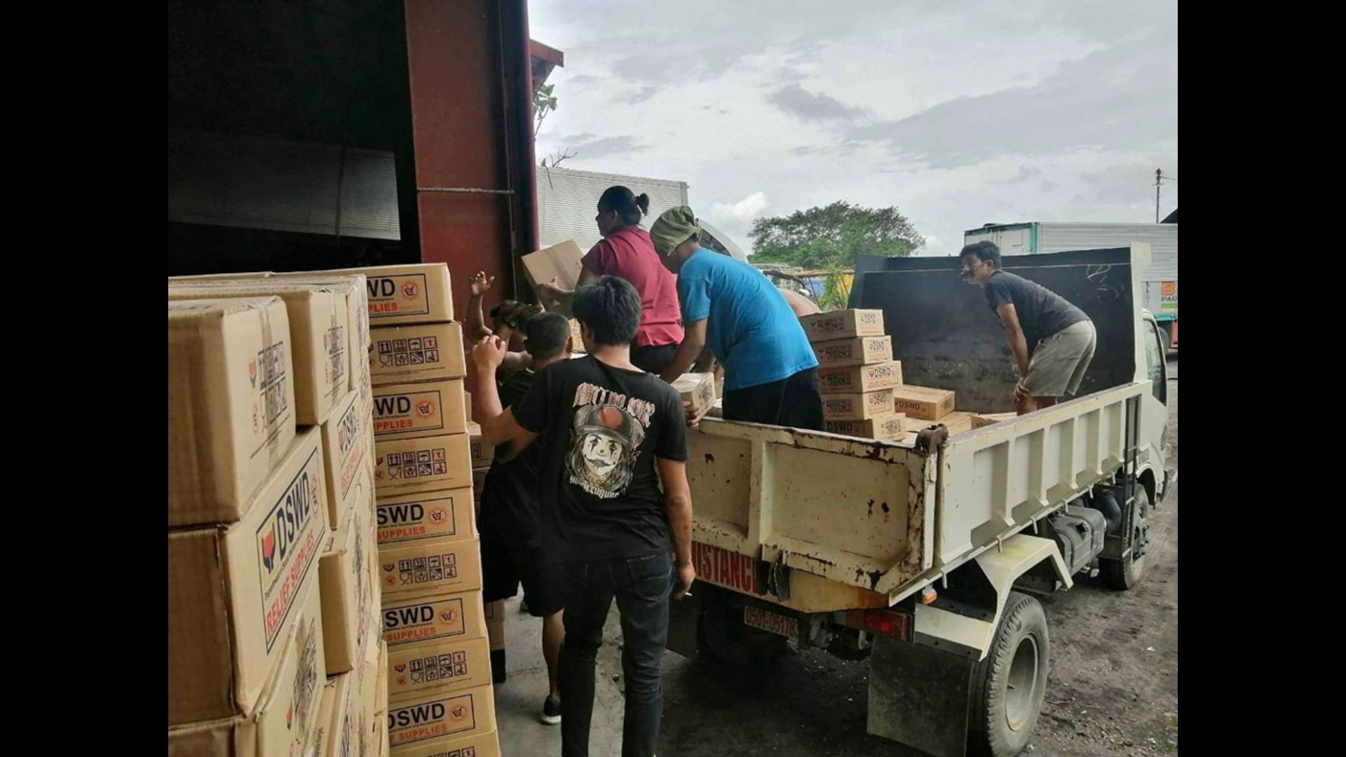 DSWD patuloy sa pagsu-suplay ng Family Food Packs sa mga apektado ng pag-aalburuto ng bulkang Mayon