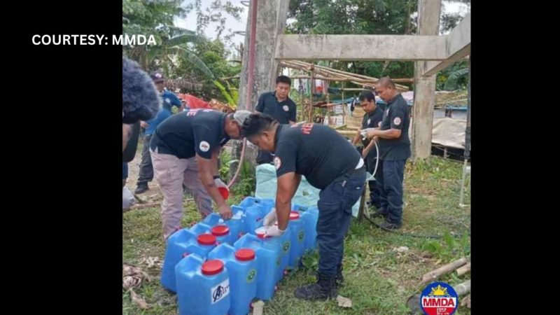 MMDA namahagi ng malinis na tubig sa mga pamilyang apektado ng pag-aalburuto ng bulkang Mayon