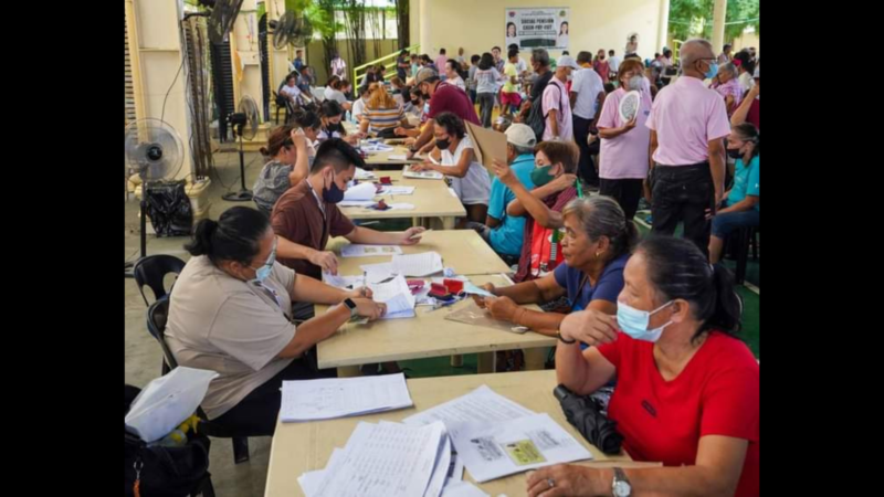 Social pension cash-payout sa mga mahihirap na senior citizens sa Las Piñas, isinasagawa