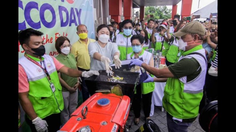 300 na cigarette packets at vape products na nakumpiska sa mga tindahan malapit sa mga paaralan, sinira ng Taguig LGU