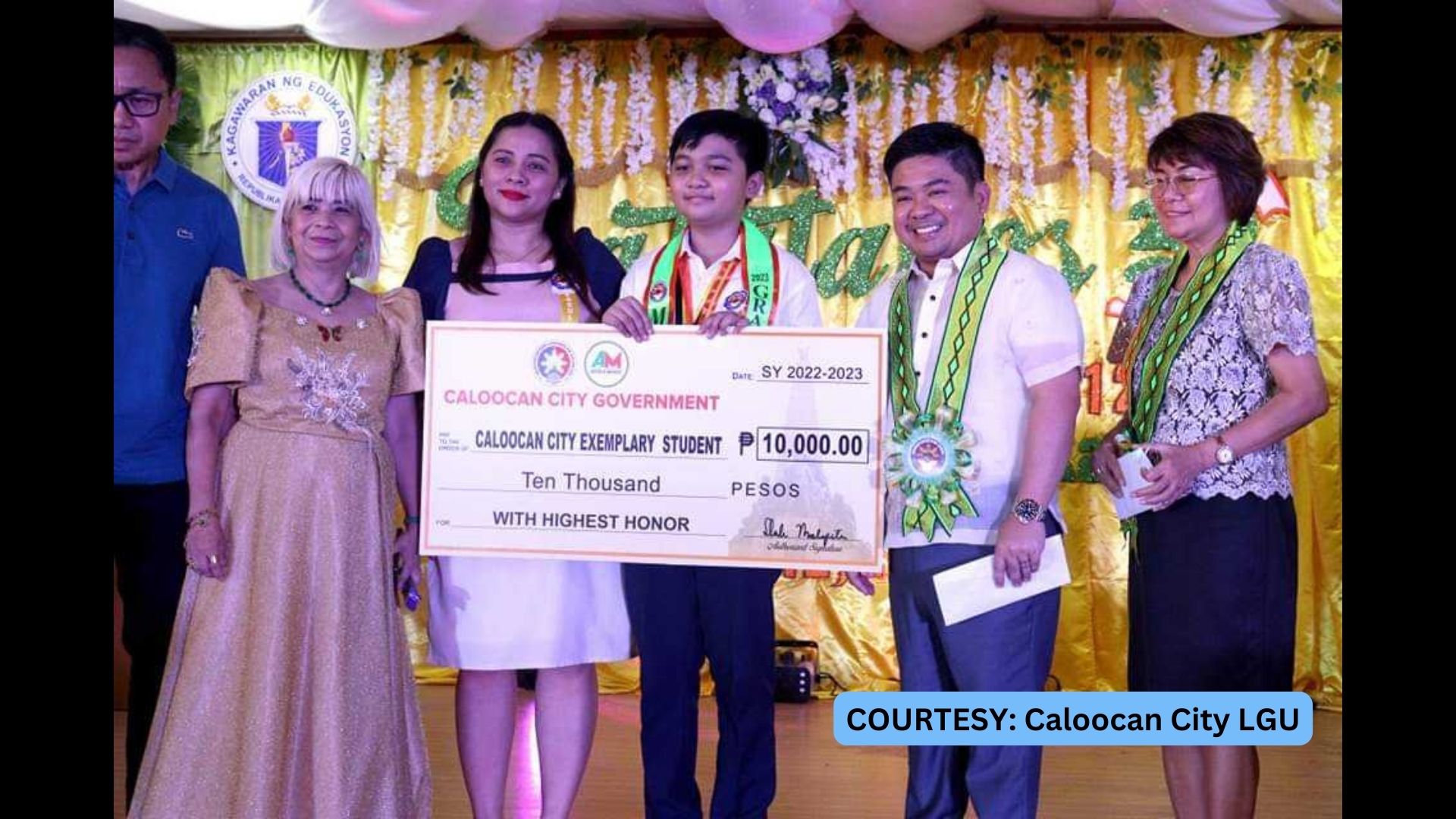35 estudyante sa Caloocan na nagtapos ng may “highest honors” tumanggap ng cash incentives mula sa LGU