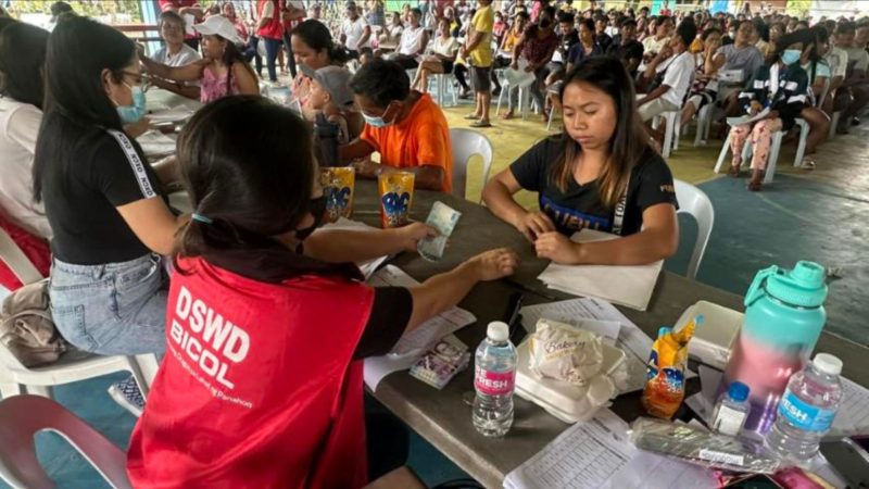 Mahigit P10.3M na halaga ng cash assistance ipinamahagi sa mga apektadong pamilya sa Albay