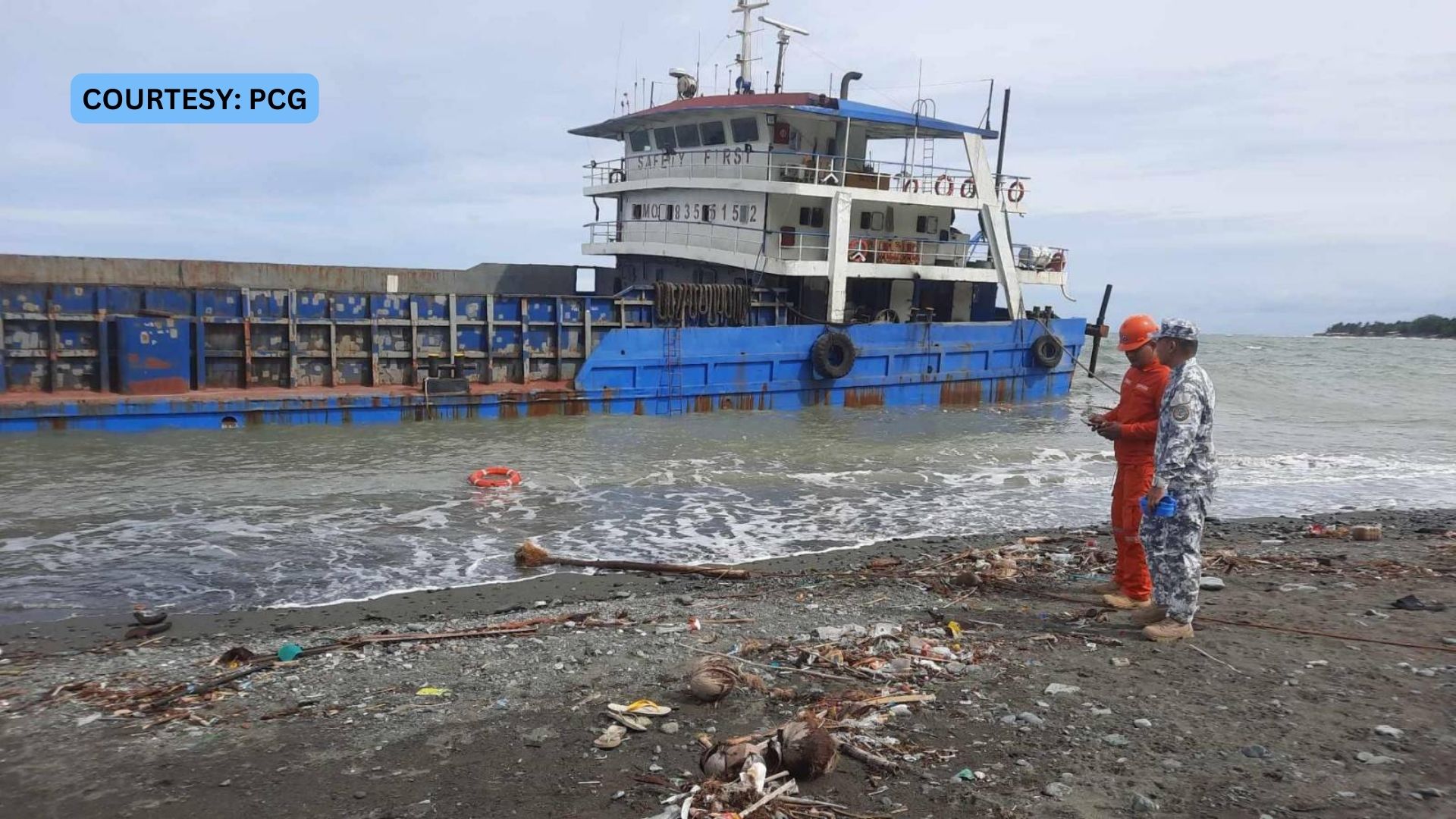 Barko sumadsad sa baybayin ng Agusan Del Norte; 24 na crew ligtas ayon sa PCG