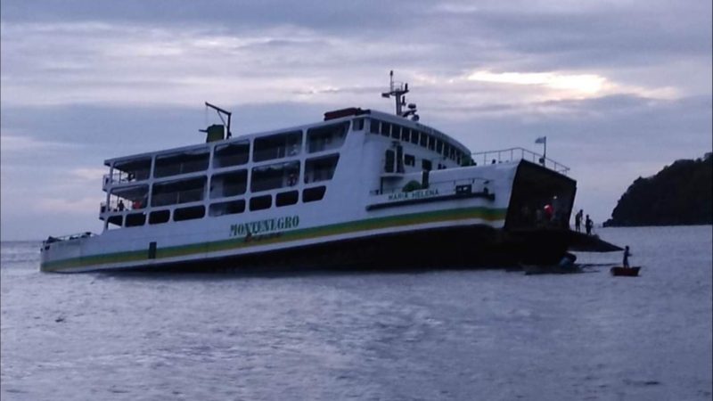 Coast Guard naglatag ng oil spill boom sa tumagilid na RoRo Vessel sa Romblon