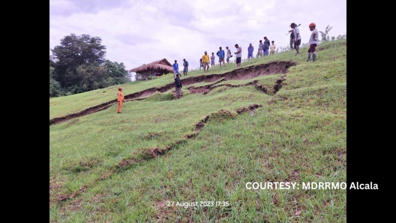 Ilang pamilya sa Alcala, Cagayan isinailalim sa forced evacuation matapos makitaan ng bitak ang lupa sa isang barangay