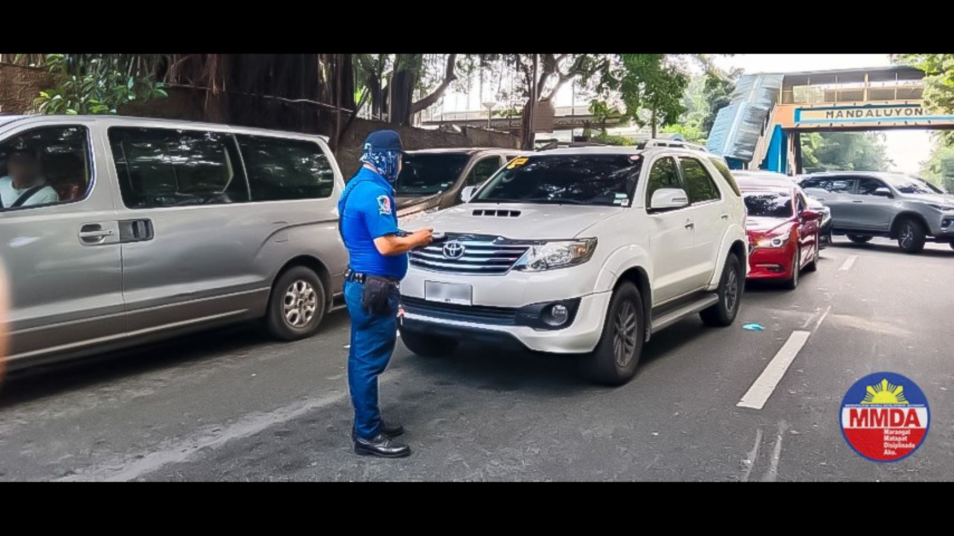 Ilang motoristang naghihintay ng estudyante sa La Salle Green Hills huli ng MMDA