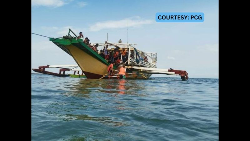 67 sakay ng nagkaproblemang bangka sa Polilio, Quezon nailigtas ng Coast Guard