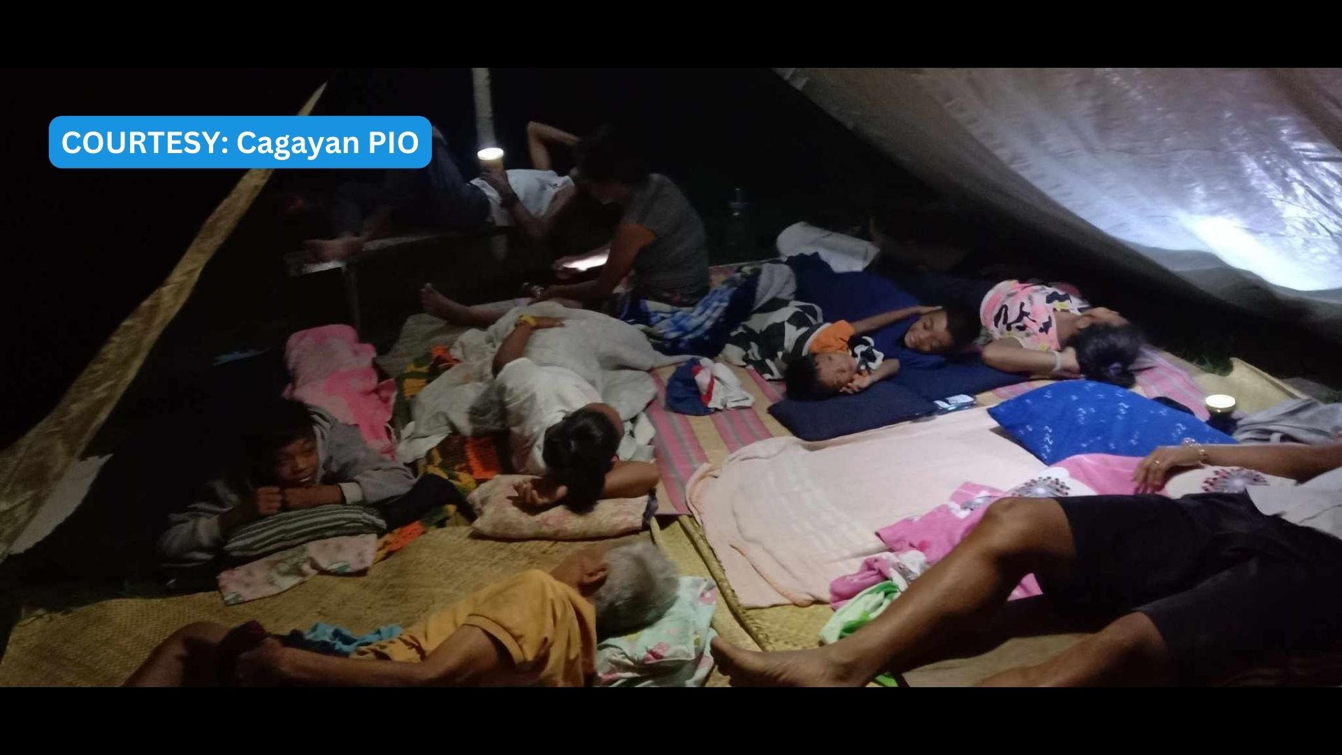 2 sugatan, mga residente nagpalipas ng gabi sa labas ng kanilang bahay matapos ang magnitude 6.4 na lindol sa Calayan, Cagayan