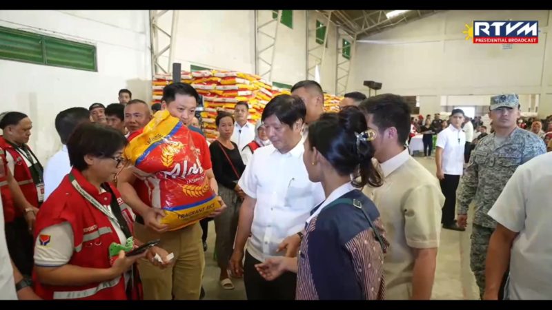 Pangulong Marcos namahagi ng bigas sa 4Ps beneficiaries sa Zamboanga City