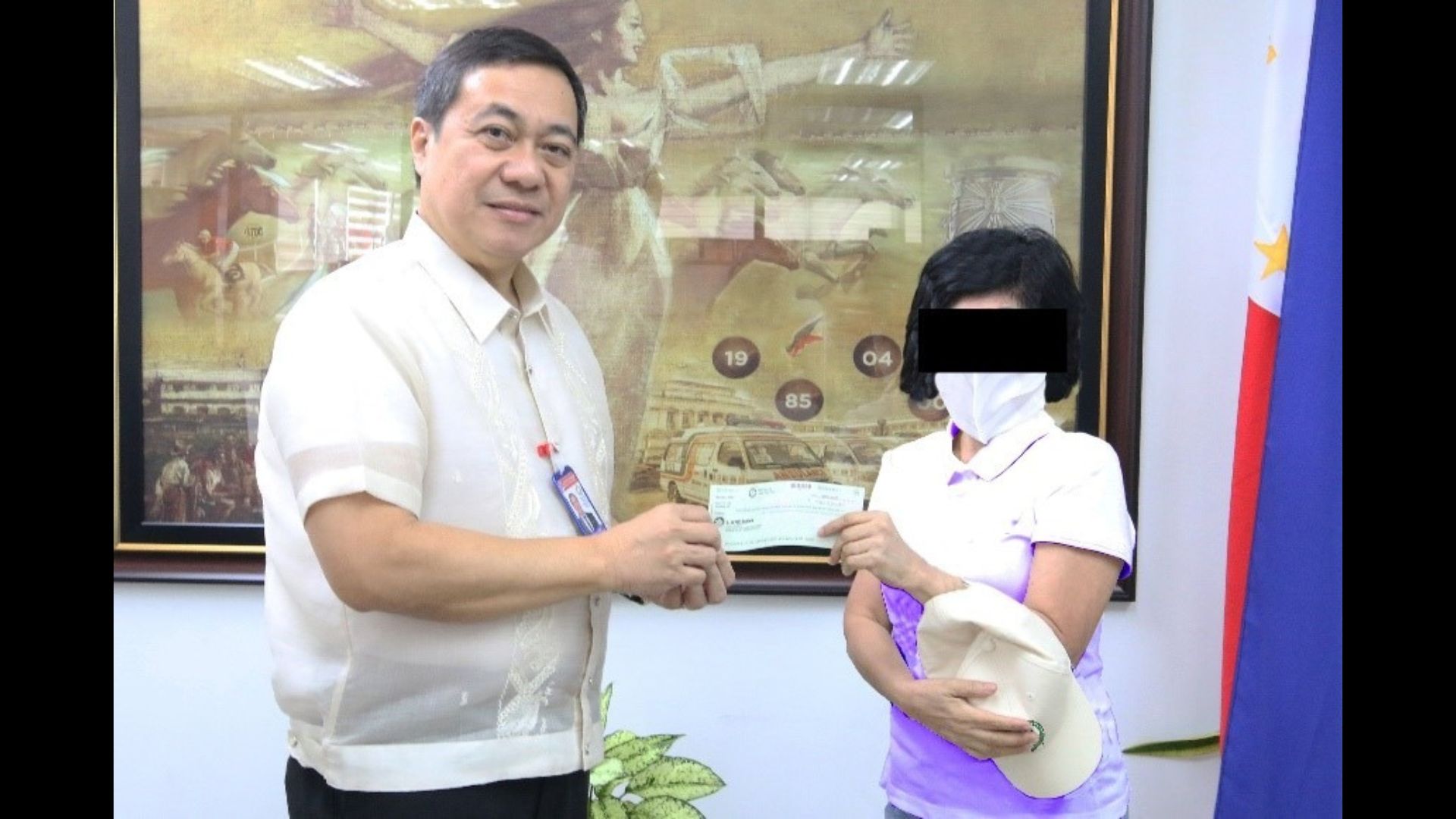 60-anyos na residente mula QC nakuha na ang napanalunang P22M na jackpot sa lotto