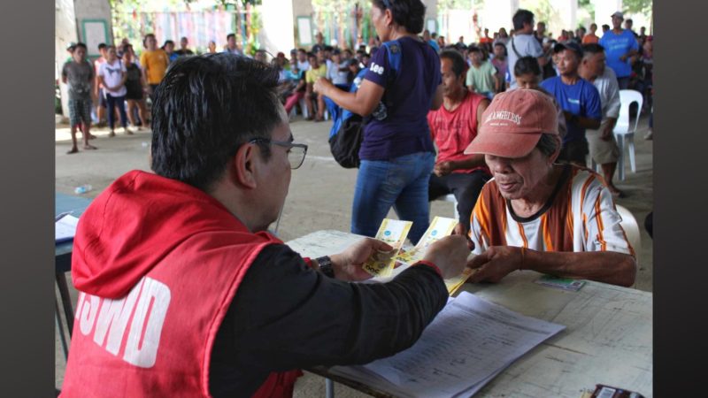 P15M na halaga ng Financial Assistance ipinamahagi ng DSWD sa mga naapektuhan ng kalamidad sa Catarman, Northern Samar