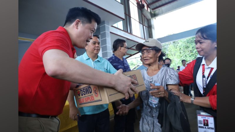 DSWD Sec. Rex Gatchalian namahagi ng family food packs sa mga pamilyang naapektuhan ng pagbaha sa Northern Samar