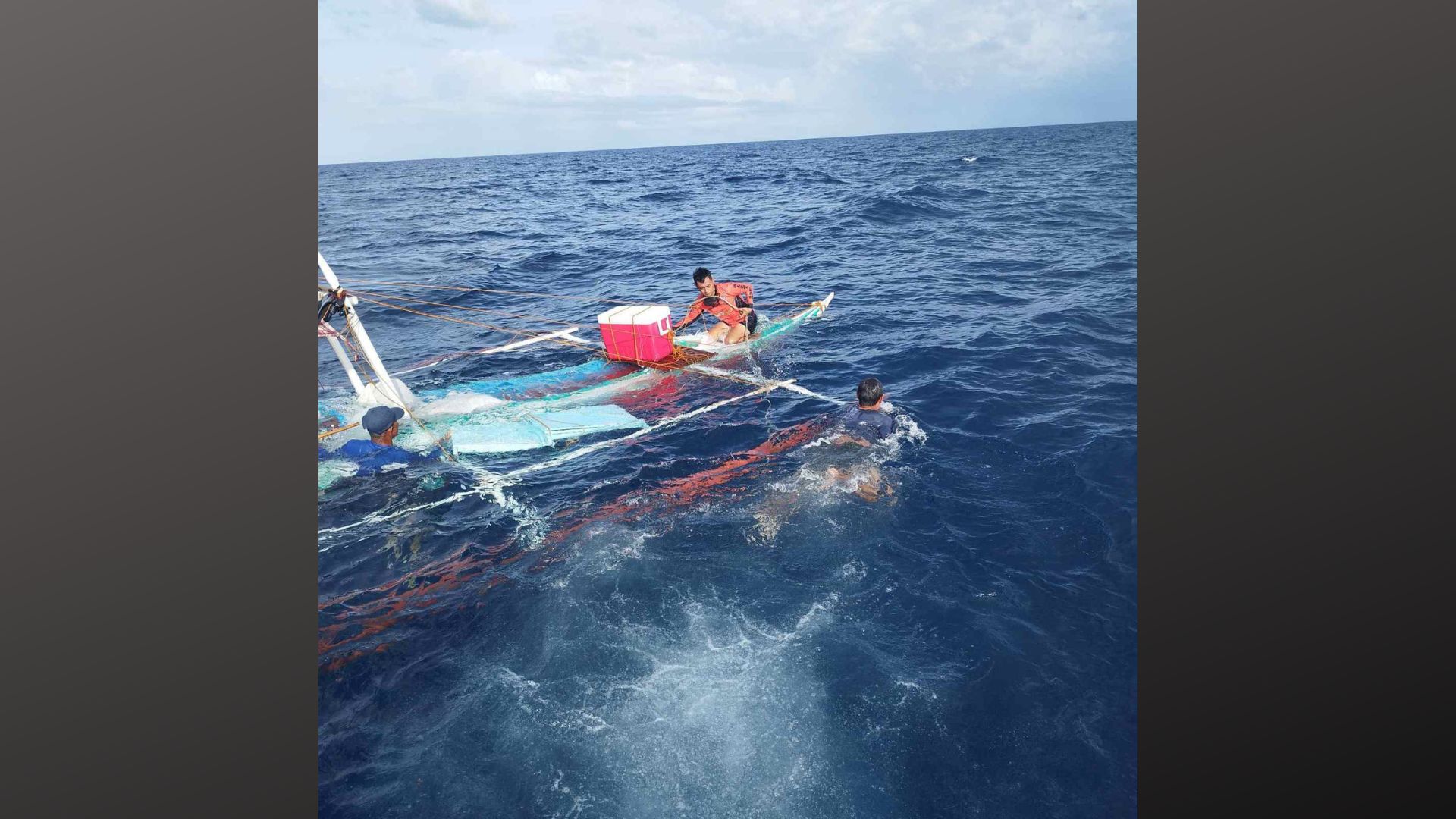 2 mangingisda nailigtas matapos lumubog ang sinasakyang bangka sa Quezon