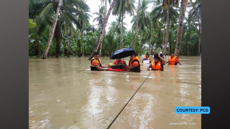 Mga residente mula sa 23 mga bahay sa Davao De Oro inilikas ng Coast Guard dahil sa naranasang pagbaha