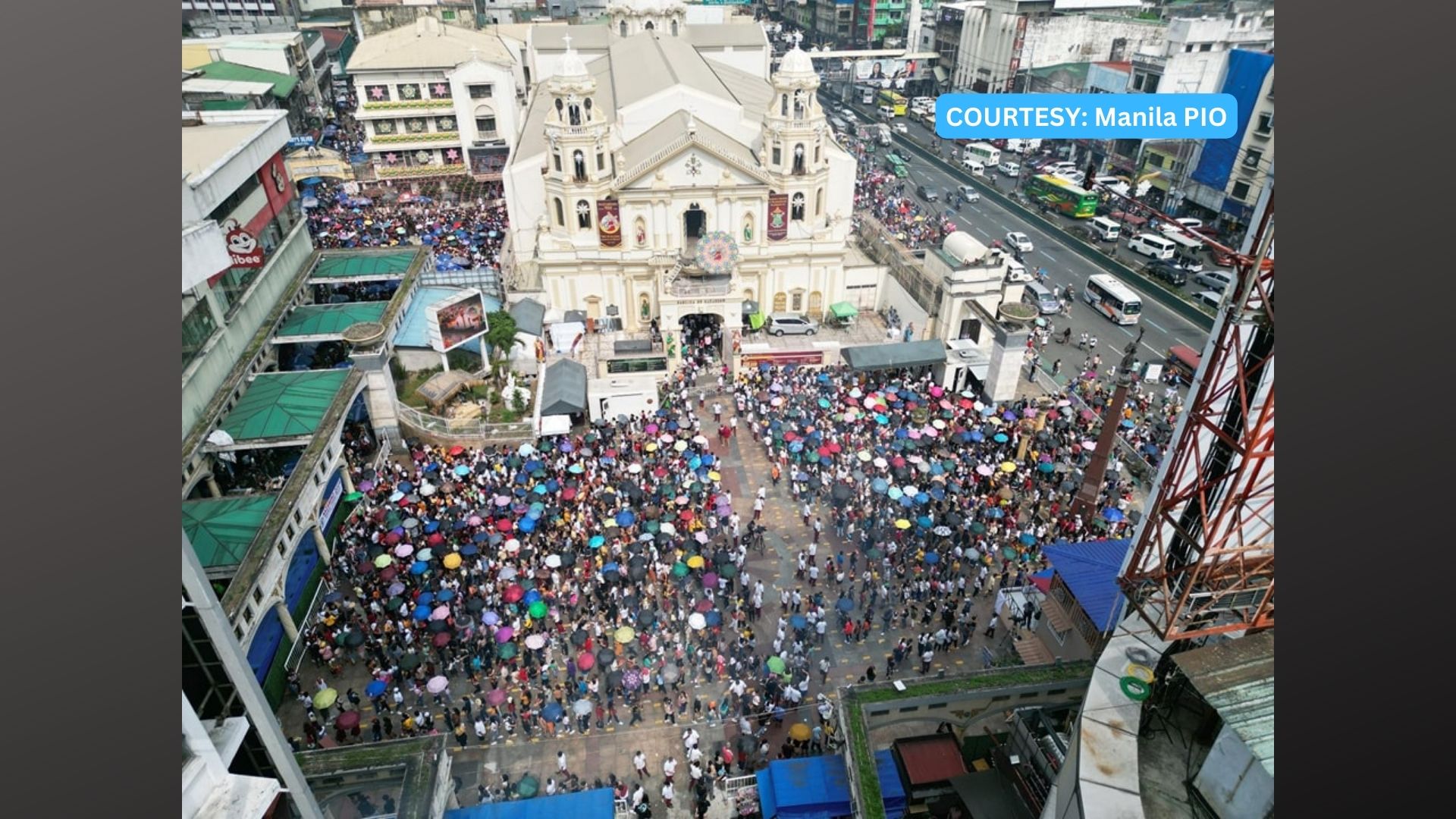 Libo-libong deboto nagtipon-tipon sa Quiapo Church sa pormal na pagsisimula ng mga misa para sa Pista ng Itim na Nazareno