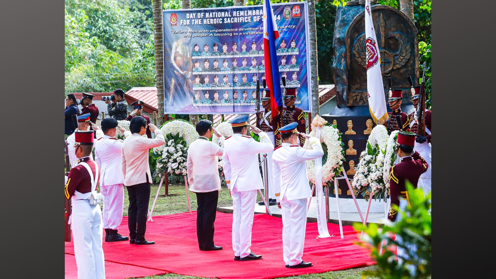 Pang. Marcos pinangunahan ang wreath-laying ceremony bilang pagbibigay pugay sa SAF 44