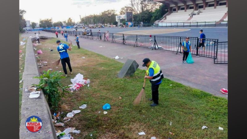 Sako-sakong basura nahakot ng MMDA sa Rizal Park na dinayo ng mga tao noong Bagong Taon