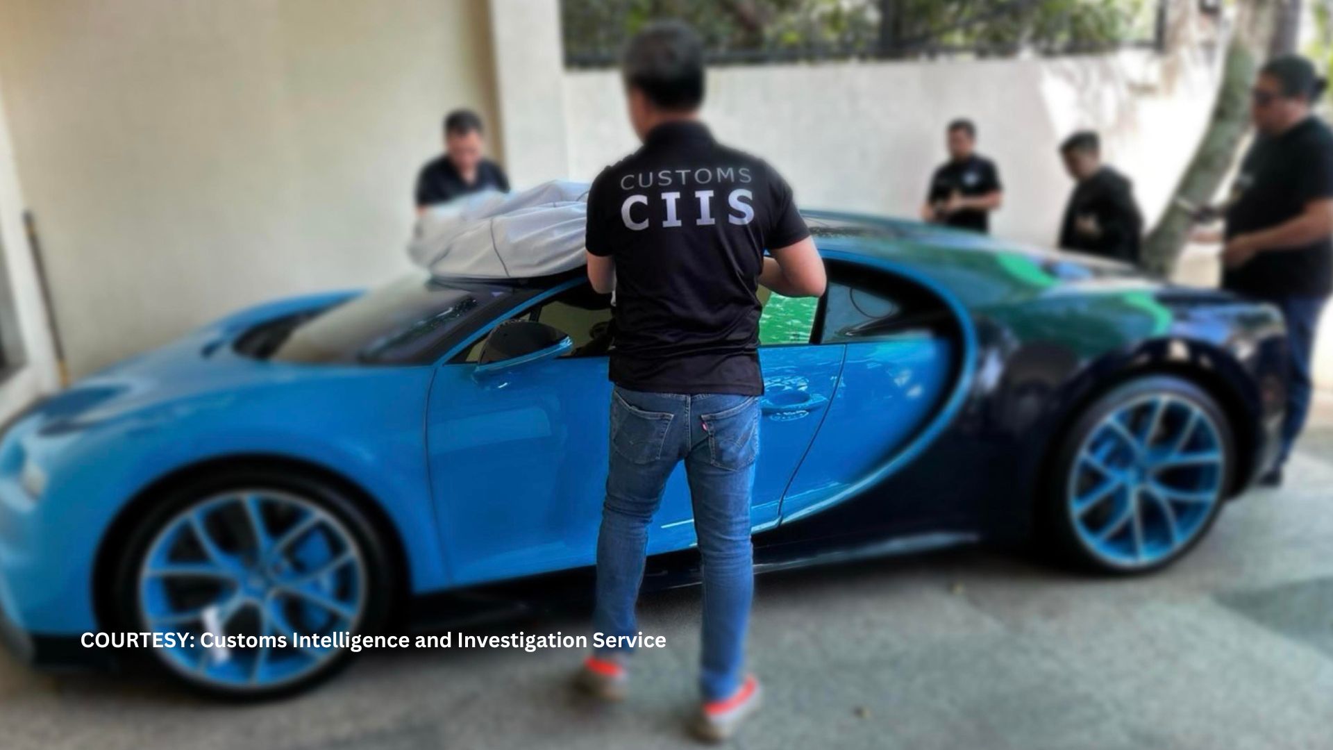Isa pang smuggled luxury car isinuko na sa Customs