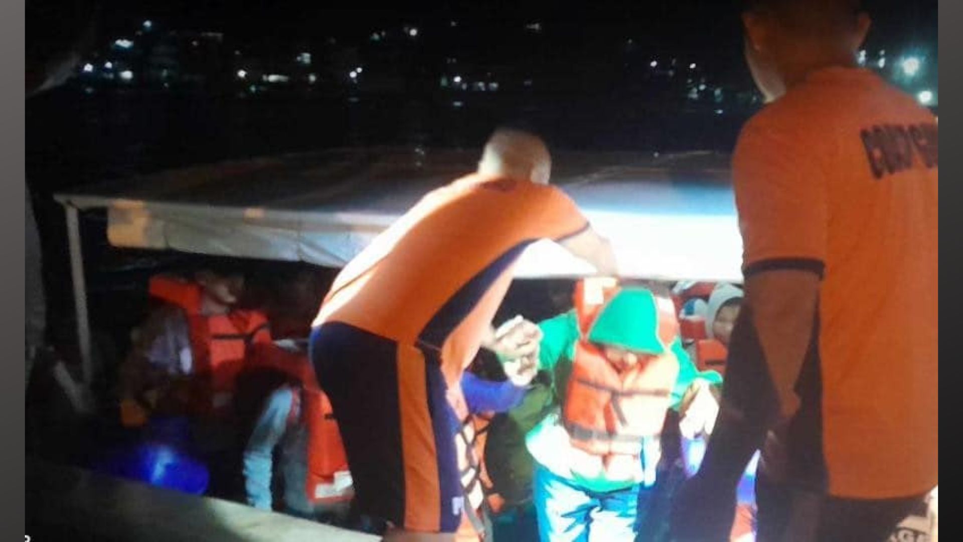 Mahigit 200 pasahero at crew ng sumadsad na barko sa Romblon, nailigtas ng Coast Guard